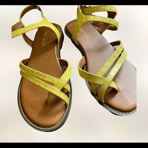 Essex Lane pre Owned yet not worn yellow flat sandals 6M